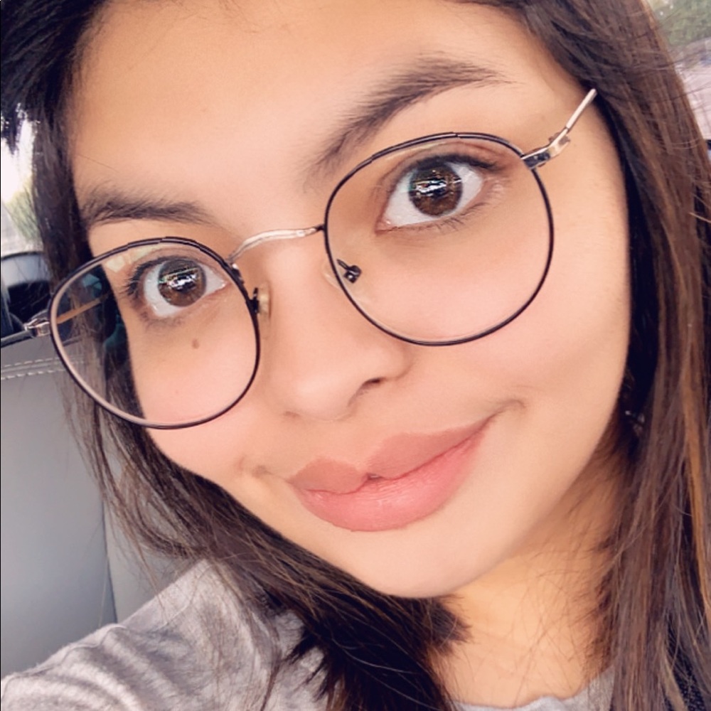 Meet your Posher, Alexis